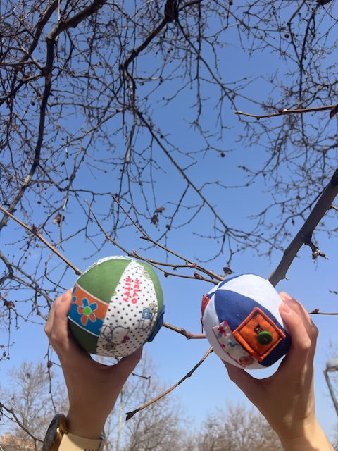 Pelota sensorial Tinkero hecha a mano con bolsillos y botones