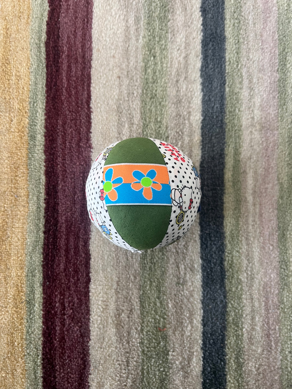Pelota sensorial Tinkero hecha a mano con bolsillos y botones